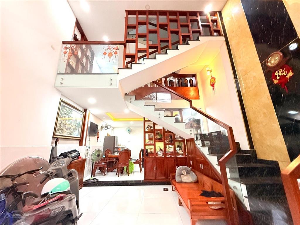 Mặt tiền thạnh lộc ngay chợ  4 tầng  5.9 tỷ
