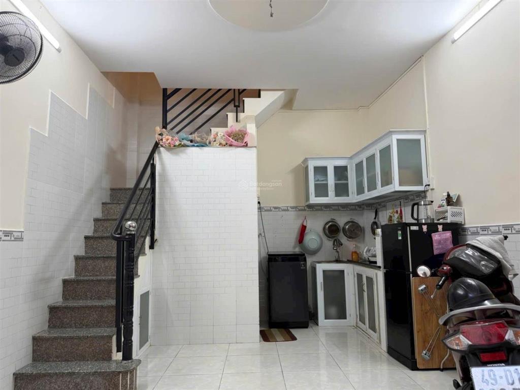 Hơn 2 tỷ  2 tầng 24m2  ngay chợ hiệp thành quận 12  hẻm oto