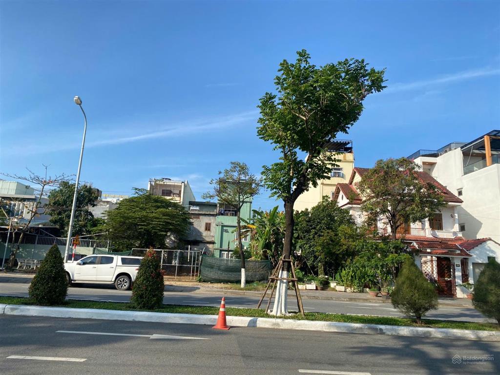 O94.8o1.3ooo bán lô xuân thủy 151,5m2 đối diện công viên thanh niên. 21 tỷ