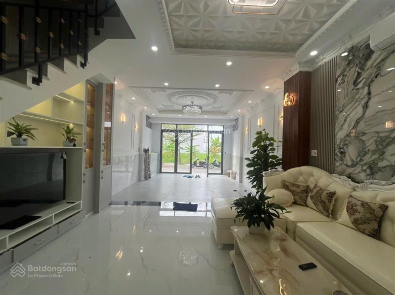 Mặt tiền khu dân cư  đường nhựa 8m có lề tân cổ điển kiên cố nội thất cao cấp