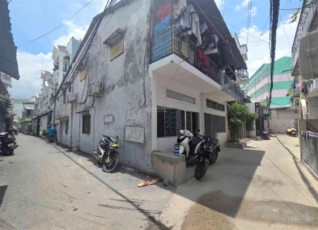 Xe hơi đậu cửa, hxh vòng quanh nhà, thông tứ tung  gần mặt tiền  có cửa sau bên hông nhà