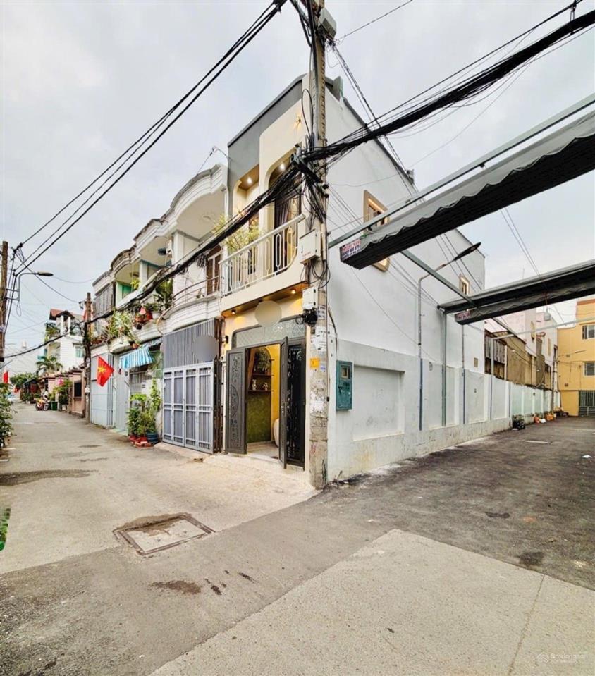 Tân bình, xe hơi quay đầu, 32m2, 2 tầng.
3 phòng ngủ (1 phòng dưới trệt), 2 wc  tặng full nội thất