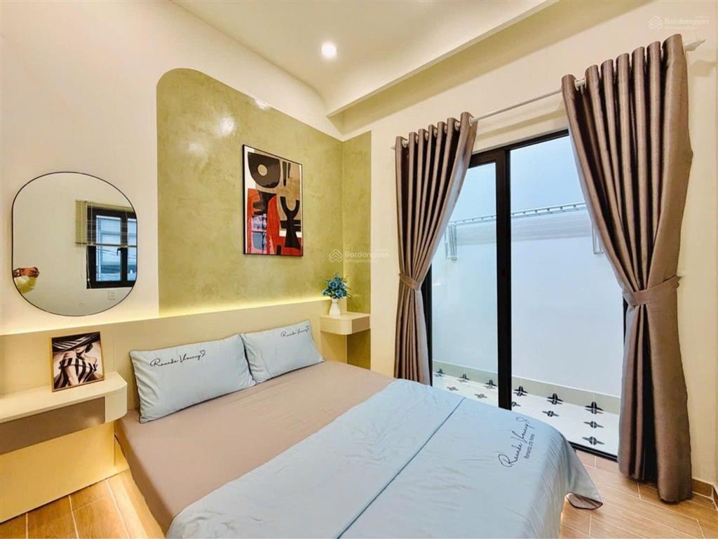 Tân bình, xe hơi quay đầu, 32m2, 2 tầng.
3 phòng ngủ (1 phòng dưới trệt), 2 wc  tặng full nội thất