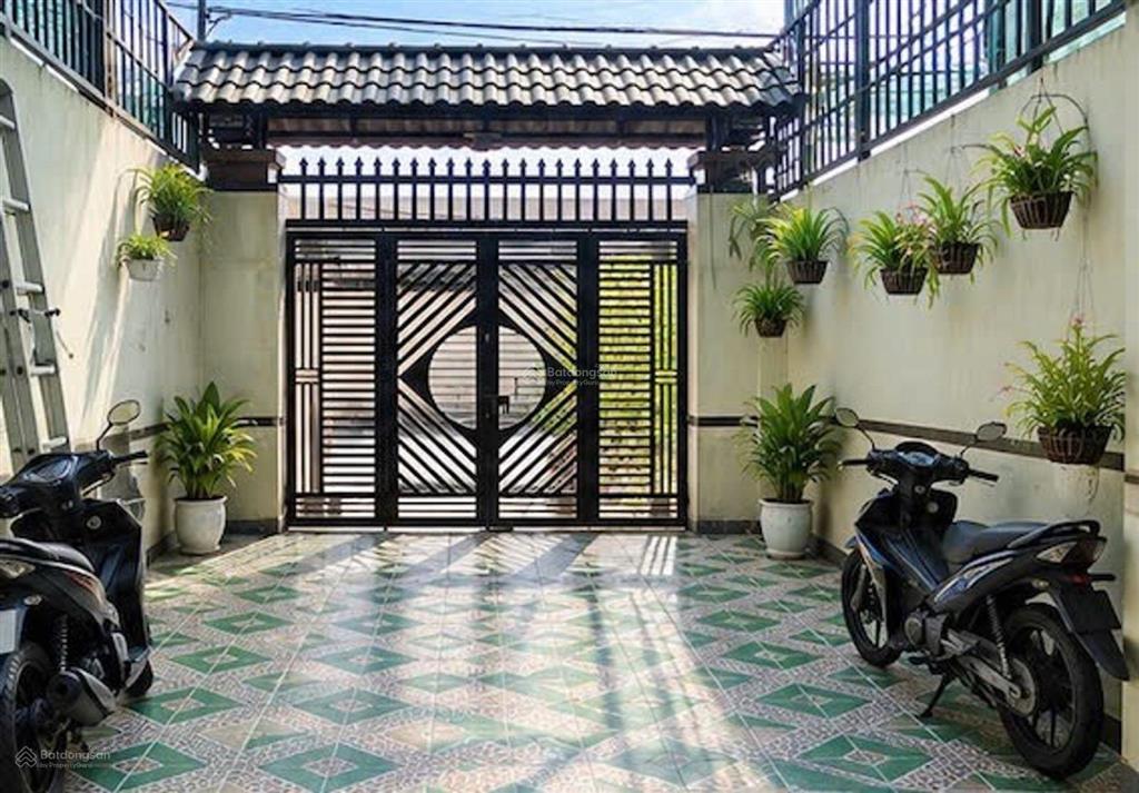  ngã bùi văn ngữ & nguyễn ảnh thủ
 ngang 4 dài 24  hxh 6m  thông  nhà 1 trệt 2 lầu  4pn 5wc