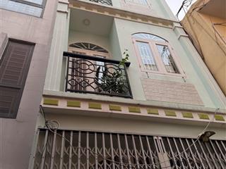 Hẻm thông sạch sẽ q1  cách mt hoàng sa khoảng 30m  36m2  3 tầng bê tông 3 pn + ở liền ngay