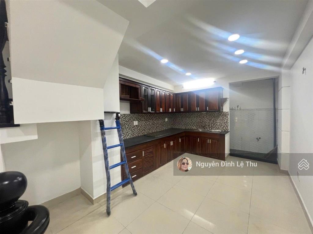 Quận, sát bên q4, dt 40m2, ngang gần 4m dài 12m, 4 tầng, 5pn, sân thượng view sông 3 phút qua q1