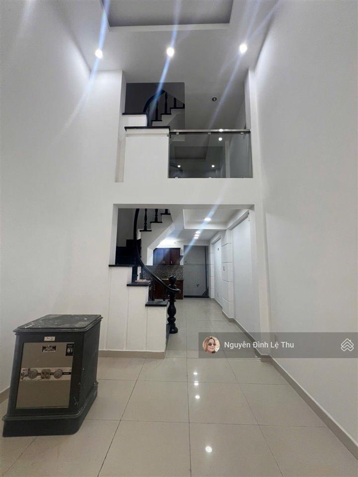 Quận, sát bên q4, dt 40m2, ngang gần 4m dài 12m, 4 tầng, 5pn, sân thượng view sông 3 phút qua q1