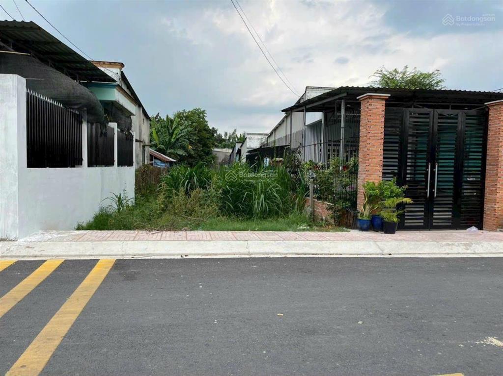 Tôi cần bán lô đất 140m2 giá 1tỷ8 mặt tiền đường suối lội xã tân thông hội củ chi sổ hồng riêng