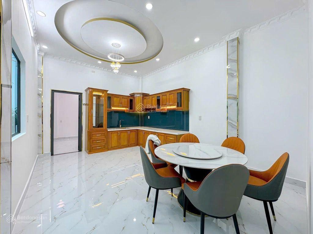 4m ngang, dài 20m, nở hậu 7m nhà 2 tầng mới cứng, shr, hẻm vào xe hơi