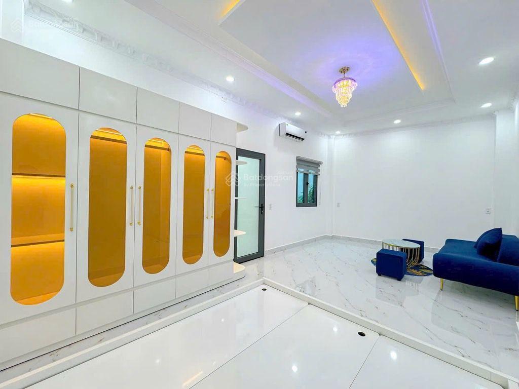 4m ngang, dài 20m, nở hậu 7m nhà 2 tầng mới cứng, shr, hẻm vào xe hơi