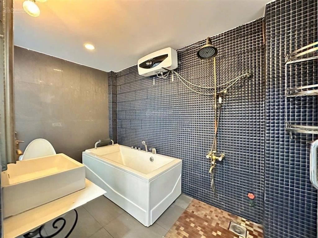 Ngang 5.3m, trước nhà hẻm 6m, nhà tân cổ điển sang trọng, 4wc, gần q7!