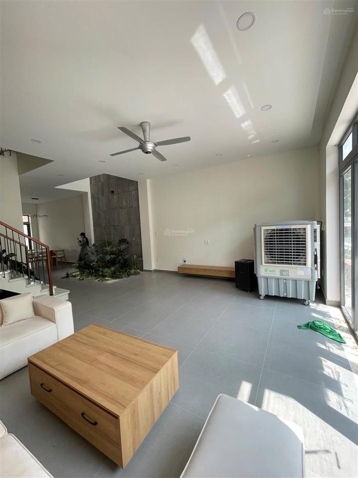 Định cư nước ngoài nên bán gấp căn 1 trệt 2 lầu full nội thất , giá thương lượng
