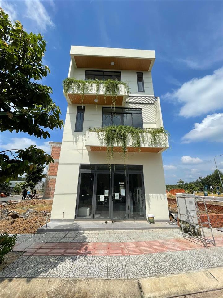 Định cư nước ngoài nên bán gấp căn 1 trệt 2 lầu full nội thất , giá thương lượng