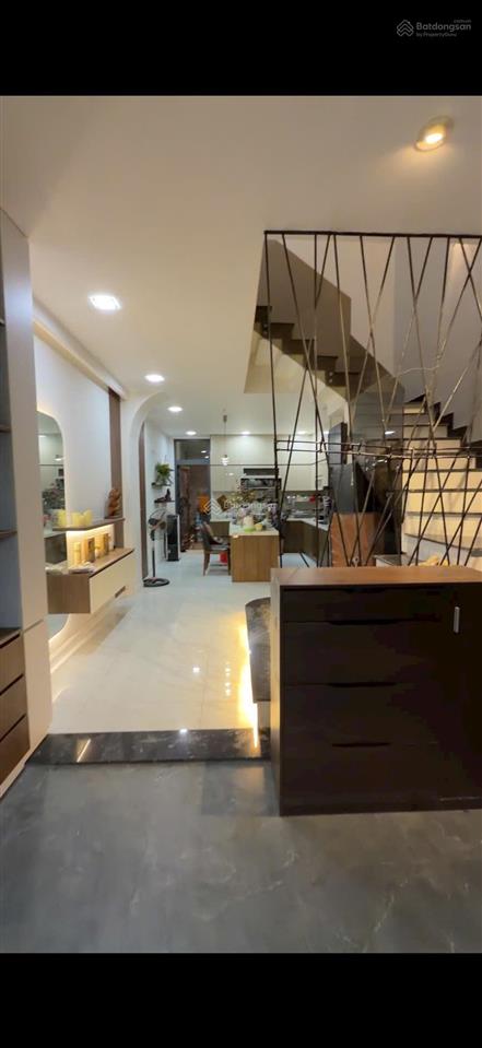 Bán nhà đẹp full nội thất khó kiếm căn thứ 2 giá tốt vị trí khu này.