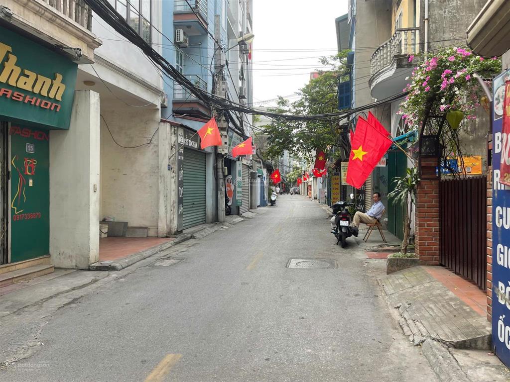 Bán đất bồ đề, ngay gần cầu chương dương, diện tích 50 m2, mặt tiền 5 m, giá chỉ nhỉnh 9 tỷ.