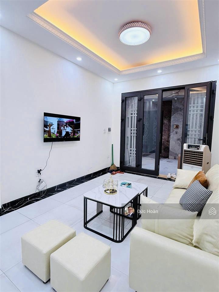 Bán nhà ngọc thụy 5 tầng 4 ngủ, gần công viên, trường qt pháp  chỉ hơn 6 tỷ