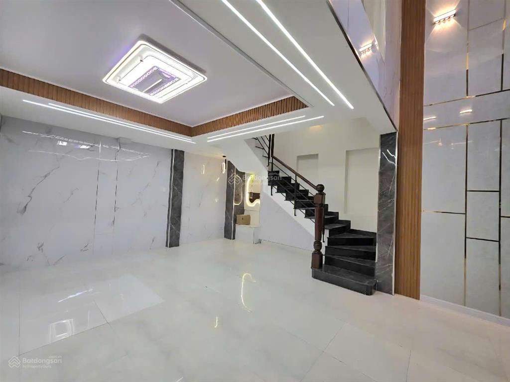 Hẻm 8m thông  lạc long quân  quận 11  36m² (ngang 4.3m  nở hậu 5.4m ) giá 9.x tỷ tl