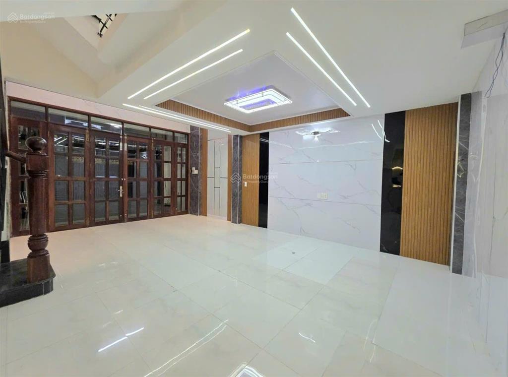 Hẻm 8m thông  lạc long quân  quận 11  36m² (ngang 4.3m  nở hậu 5.4m ) giá 9.x tỷ tl