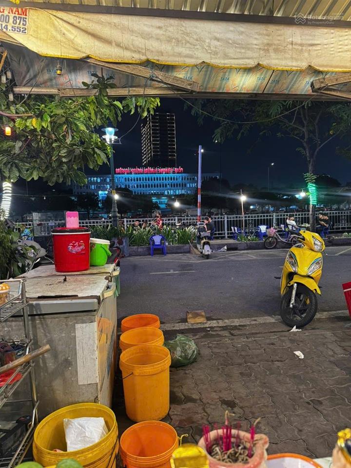 Sang mặt bằng mặt tiền bờ kè quận 8