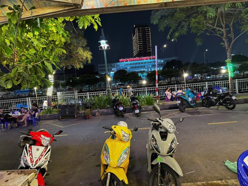 Sang mặt bằng mặt tiền bờ kè quận 8