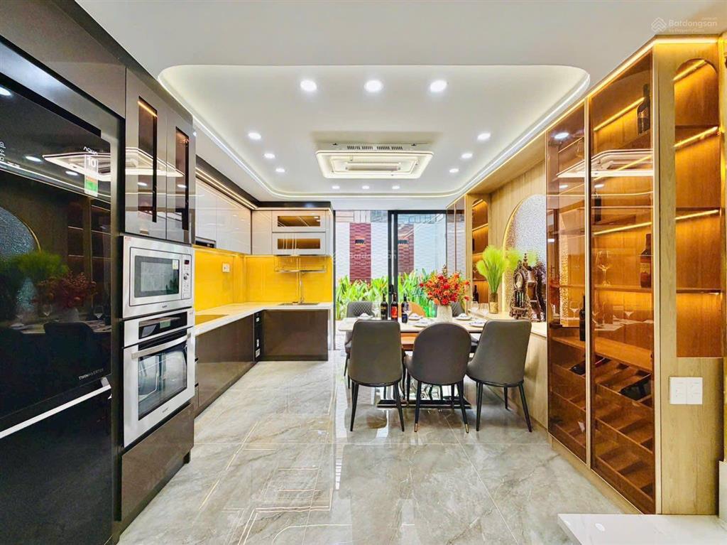 Nhà trung tâm huỳnh văn bánh  chỉ 3 tỷ 590  có thang máy  dòng tiền 22tr/tháng