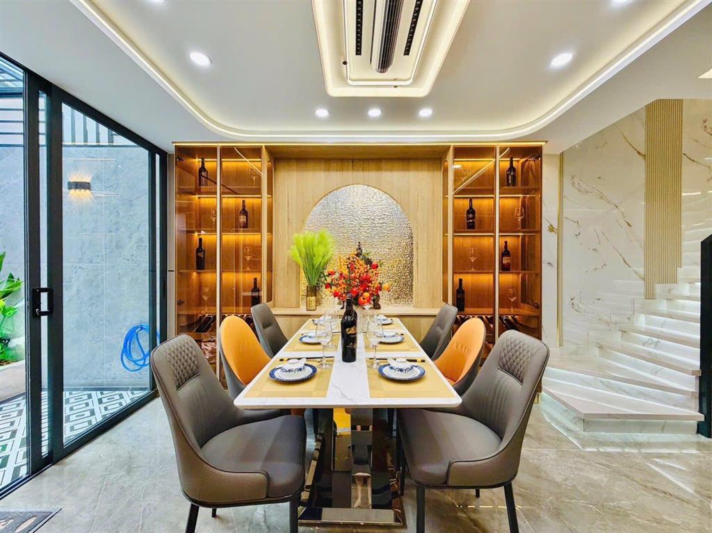 Nhà trung tâm huỳnh văn bánh  chỉ 3 tỷ 590  có thang máy  dòng tiền 22tr/tháng
