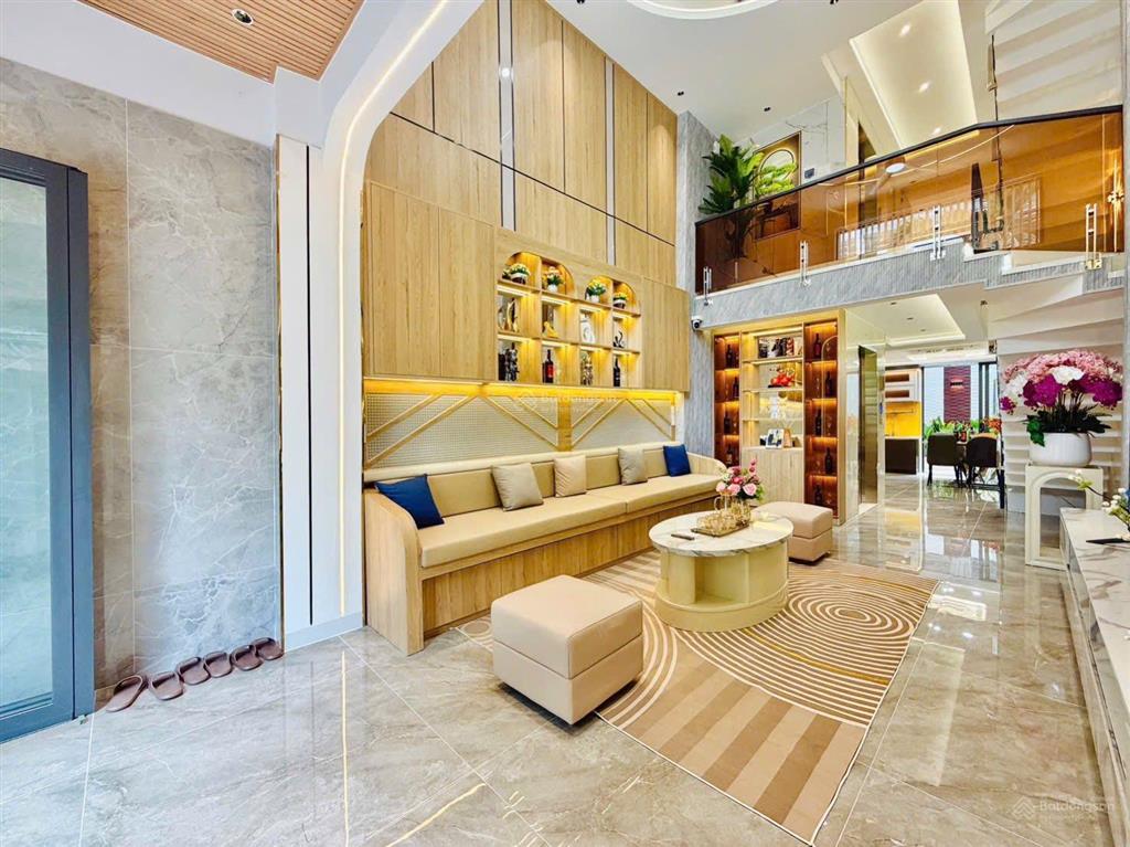 Nhà trung tâm huỳnh văn bánh  chỉ 3 tỷ 590  có thang máy  dòng tiền 22tr/tháng