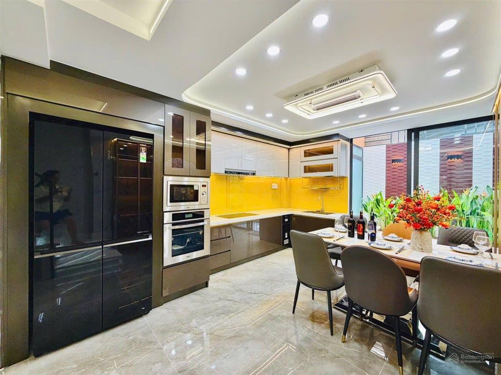 Nhà trung tâm huỳnh văn bánh  chỉ 3 tỷ 590  có thang máy  dòng tiền 22tr/tháng