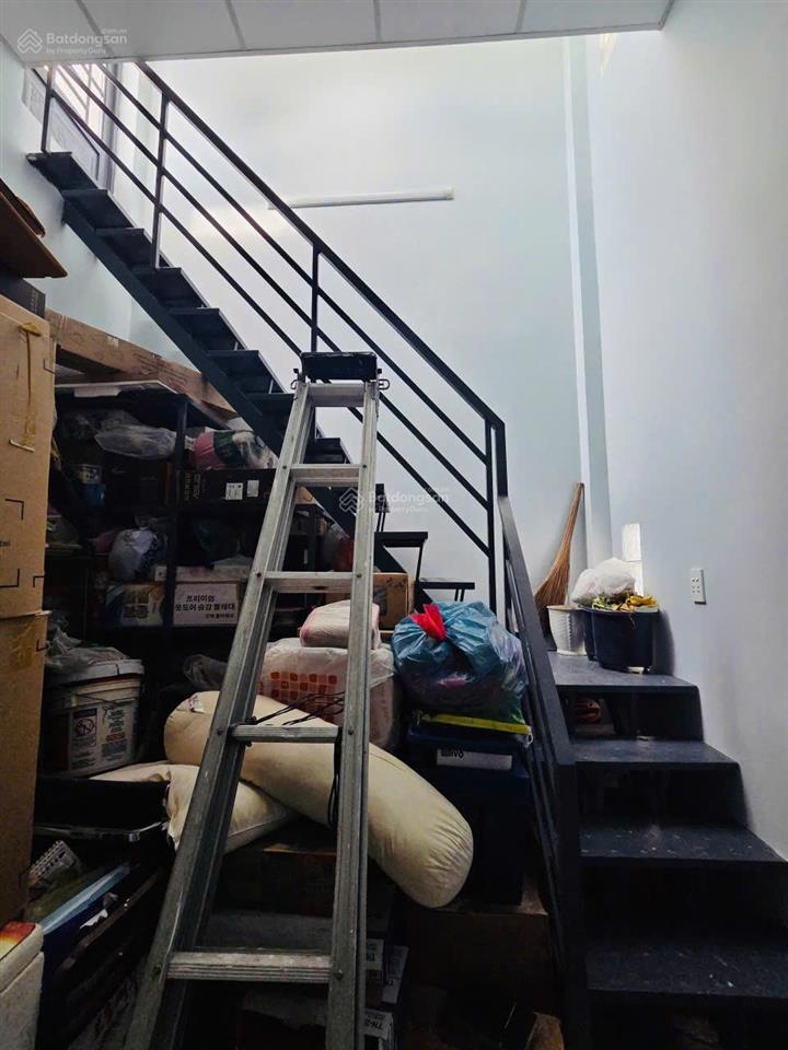 Chủ kẹt bán 2 tỷ 400. nhà 45m2 hẻm 6m nguyễn phúc nguyên. xây 4 tầng, sổ hồng sẵn, gần ga sài gòn