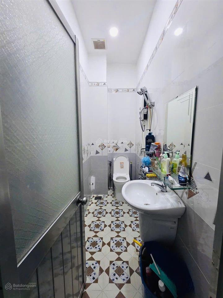 Chủ kẹt bán 2 tỷ 400. nhà 45m2 hẻm 6m nguyễn phúc nguyên. xây 4 tầng, sổ hồng sẵn, gần ga sài gòn
