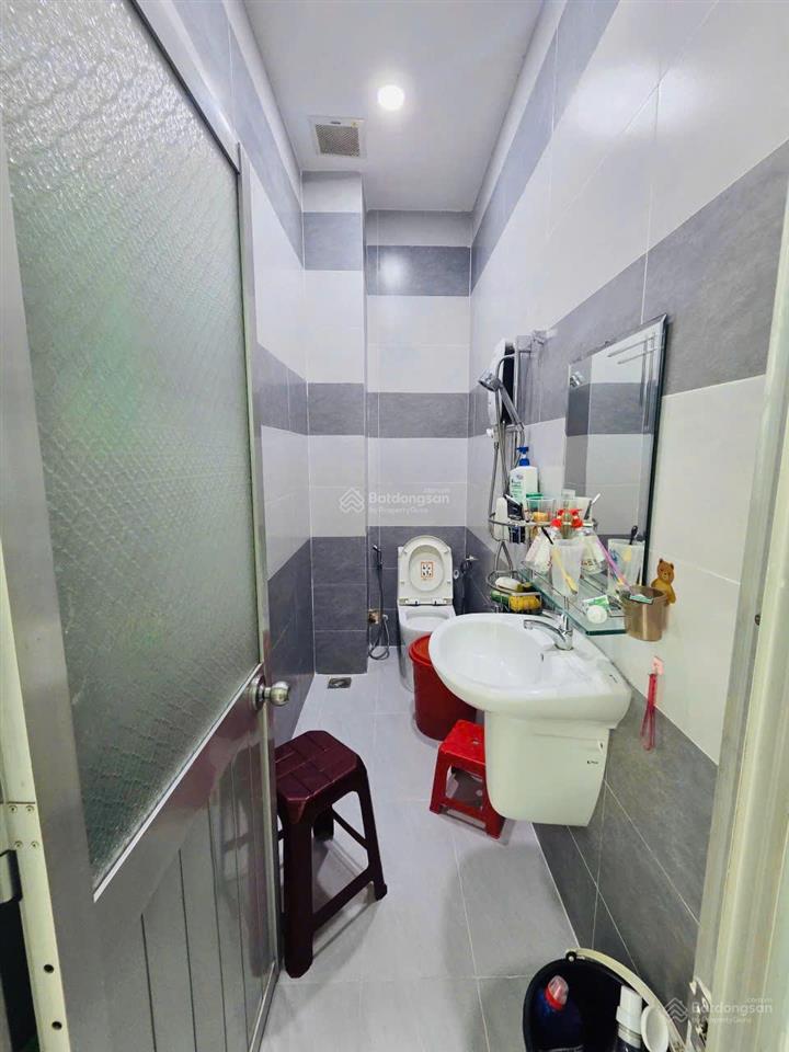 Chủ kẹt bán 2 tỷ 400. nhà 45m2 hẻm 6m nguyễn phúc nguyên. xây 4 tầng, sổ hồng sẵn, gần ga sài gòn