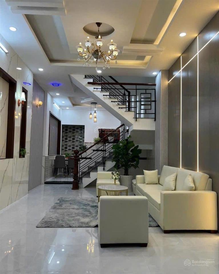 Chủ đi nước ngoài cần bán gấp nhà đường huỳnh văn bánh,phú nhuận cách chợ phú nhuận 500m,dt 45,8m2