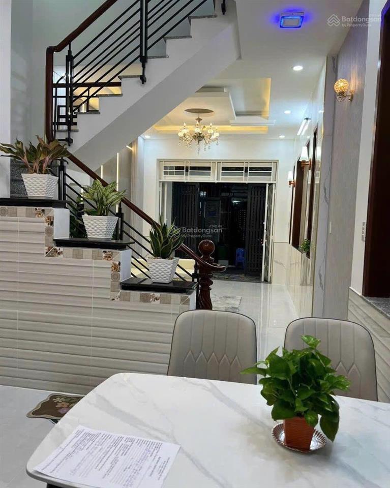 Chủ đi nước ngoài cần bán gấp nhà đường huỳnh văn bánh,phú nhuận cách chợ phú nhuận 500m,dt 45,8m2