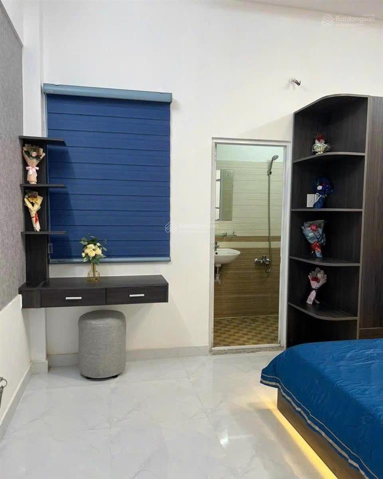 Chủ đi nước ngoài cần bán gấp nhà đường huỳnh văn bánh,phú nhuận cách chợ phú nhuận 500m,dt 45,8m2