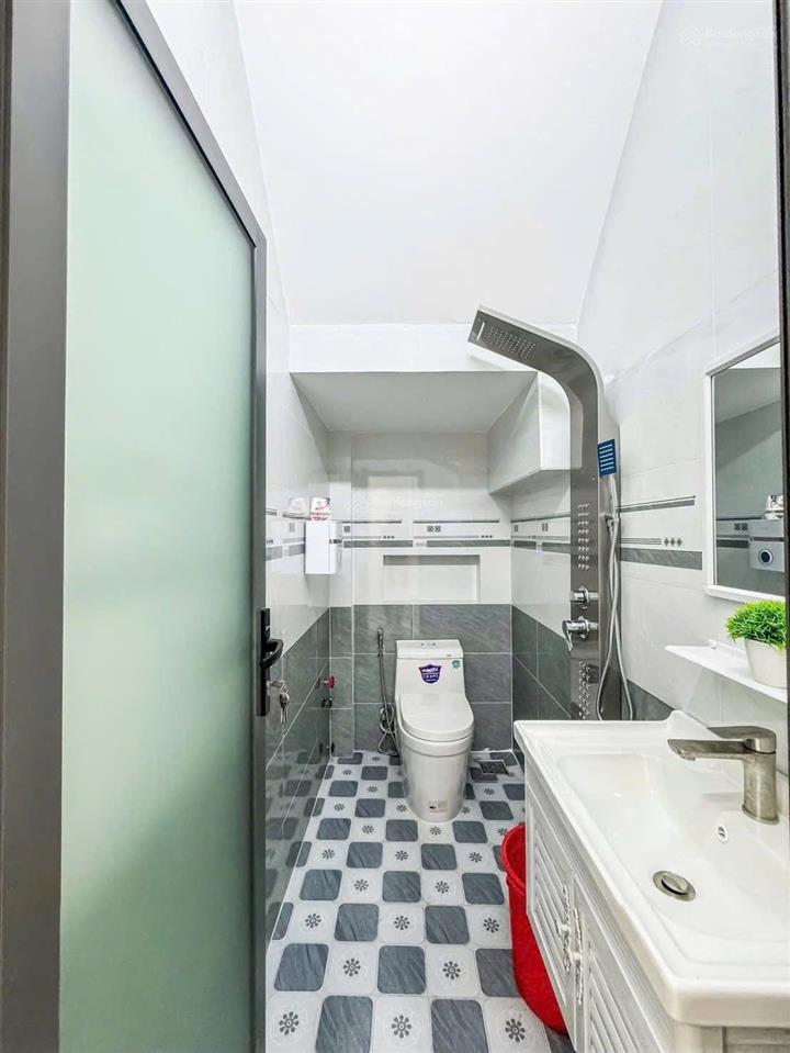 Chủ đi xa cần bán gấp nhà trần quốc thảo,quận 3 gần bệnh viện quận 3.diện tích 52m2,sổ hồng riêng