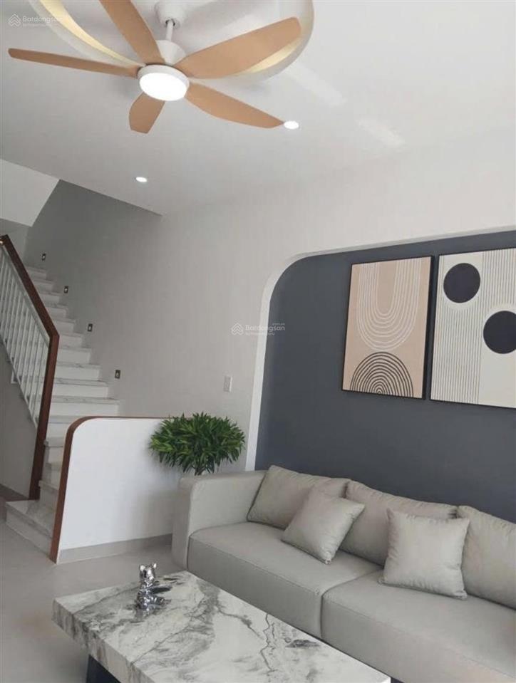 Bán gấp nhà đường thích quảng đức,quận phú nhuận,diện tích 45m2 ,cách chợ phú nhuận tầm 500m,shr