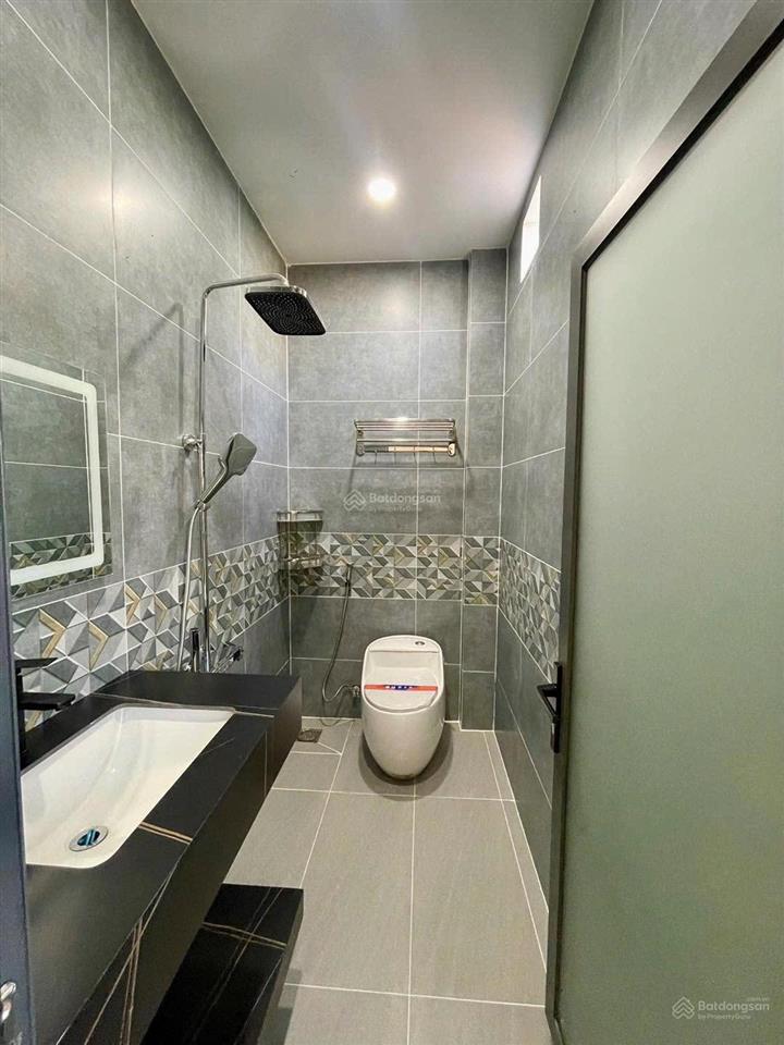 Bán gấp nhà đường thích quảng đức,quận phú nhuận,diện tích 45m2 ,cách chợ phú nhuận tầm 500m,shr