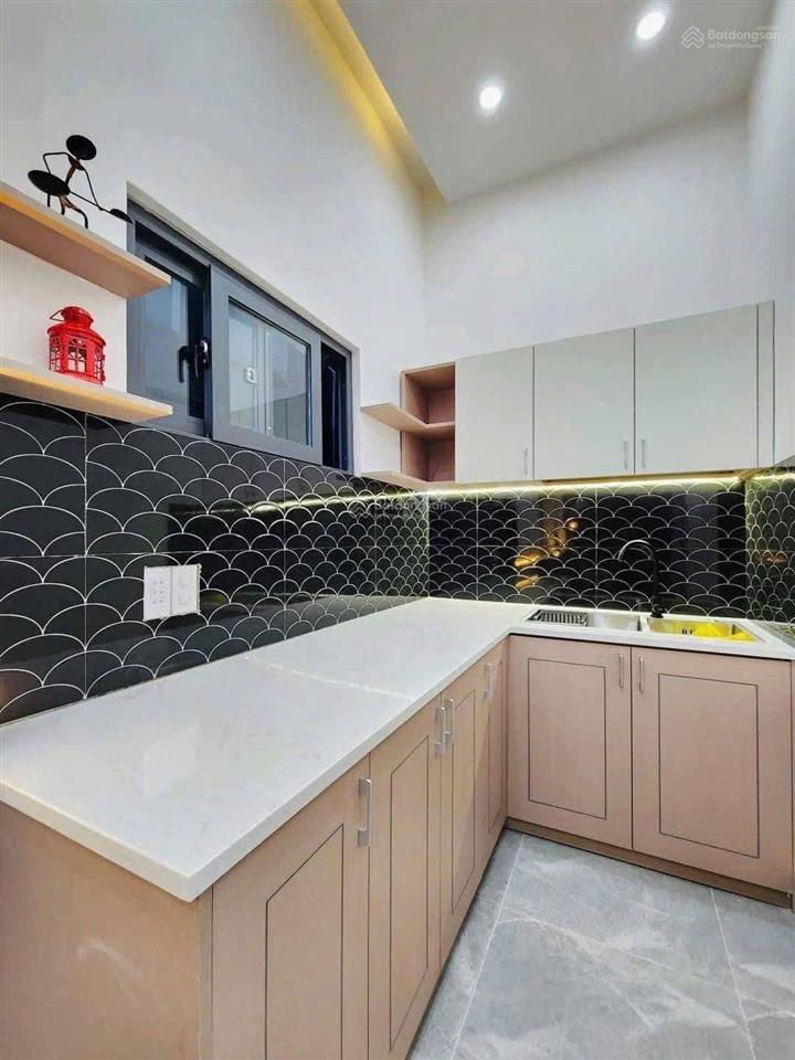 Bán gấp nhà tôn đản ,quận 4 , nhà gần chợ,xung quanh có trường đại học,dt 56m2,giá 3tỷ290.shr