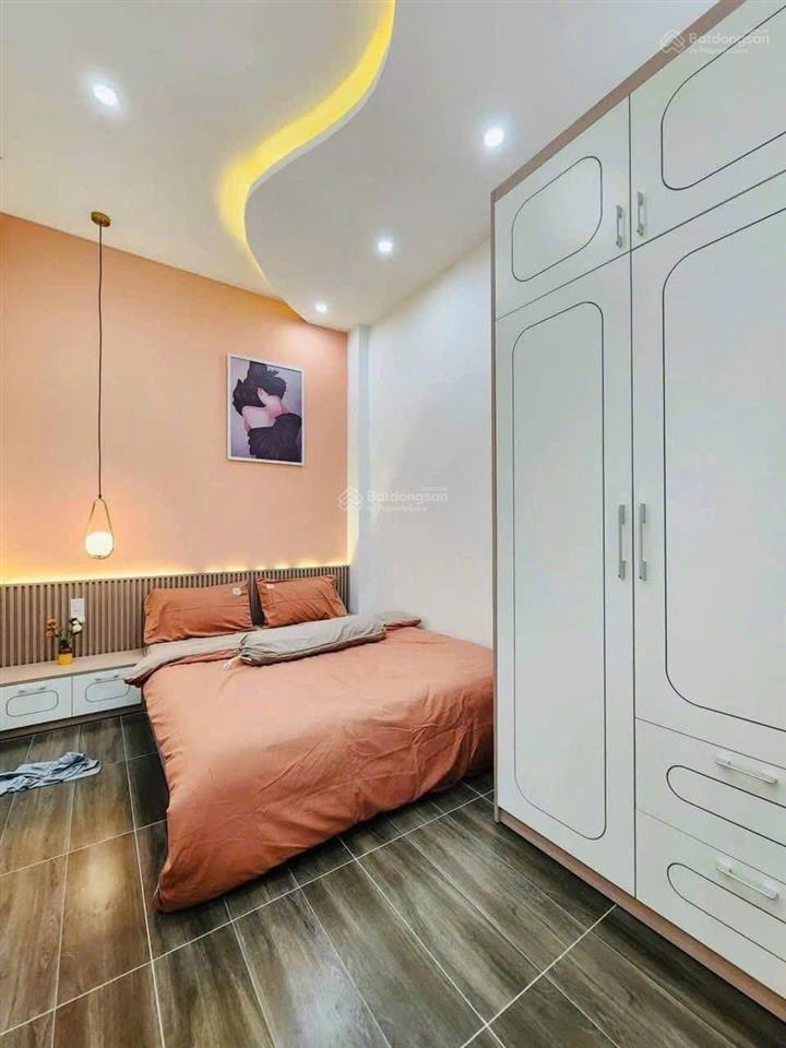 Bán gấp nhà tôn đản ,quận 4 , nhà gần chợ,xung quanh có trường đại học,dt 56m2,giá 3tỷ290.shr