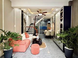 Bán gấp nhà đường nguyễn thị minh khai,quận 3 ,vị trí đẹp khu vực gần tttp,dt 48m2,giá 2tỷ980,shr