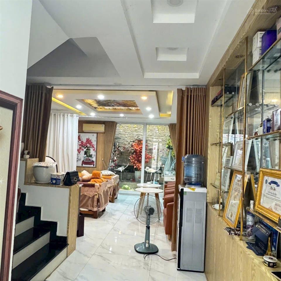 Mặt tiền kinh doanh đường nguyễn văn khối (4,5x19m) 5 tầng 6 phòng ngủ 7 toilet. buôn bán sầm uất