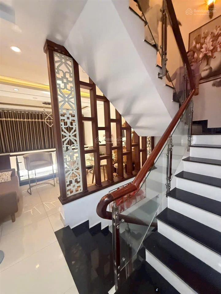 Mặt tiền kinh doanh đường nguyễn văn khối (4,5x19m) 5 tầng 6 phòng ngủ 7 toilet. buôn bán sầm uất