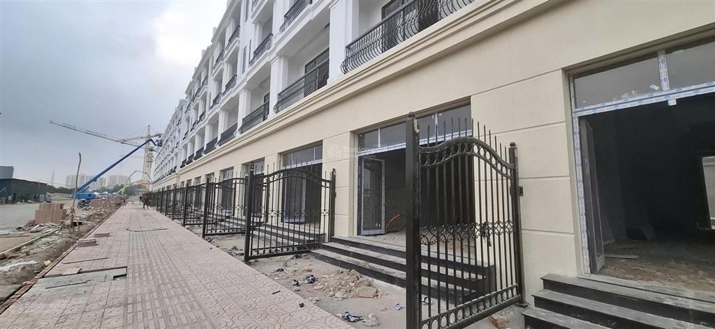 Liền kề mặt phố gia thượng, view hồ, công viên, đường rộng 30m, vỉa hè 2 bên, đoạn đẹp nhất phố.