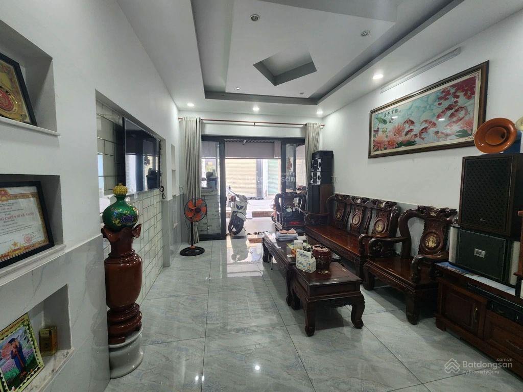 Xe tải đậu ngay nhà 3 tầng nở hậu q7