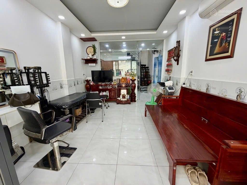 Nhà lô góc 2 tầng  vài bước ra mặt tiền  ngay chợ  tây thạnh tân phú