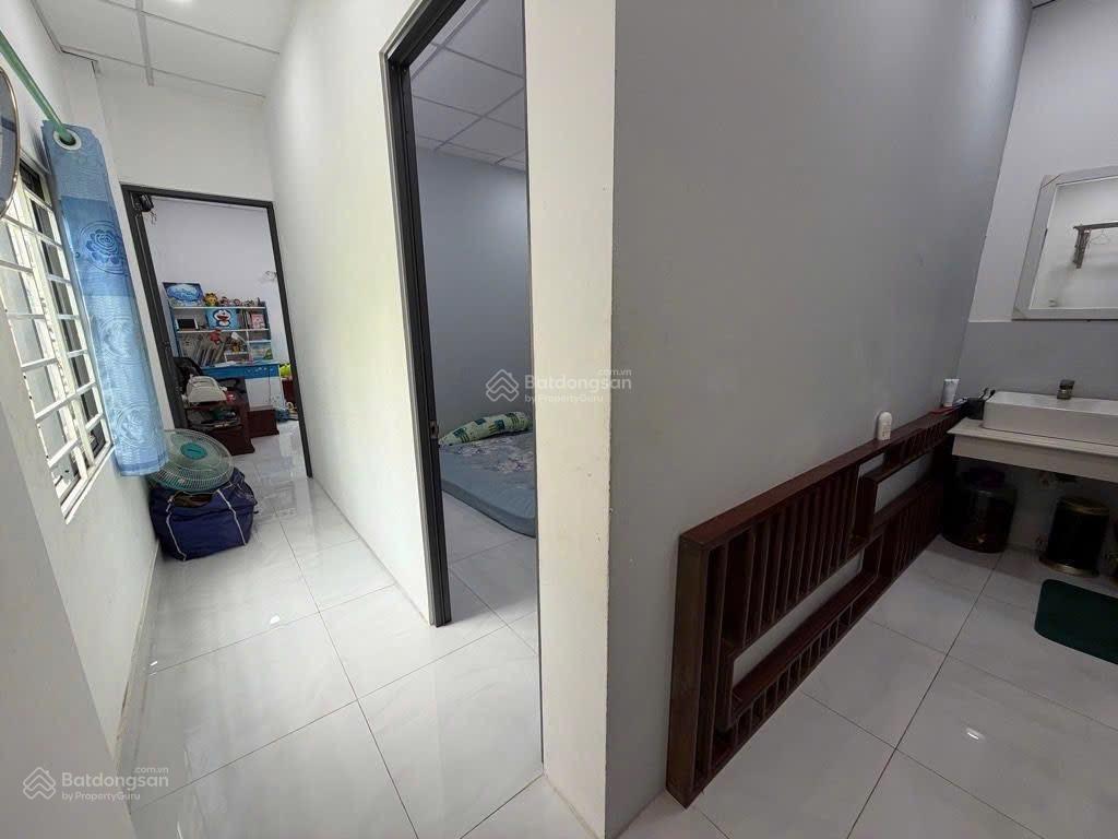 Nhà lô góc 2 tầng  vài bước ra mặt tiền  ngay chợ  tây thạnh tân phú