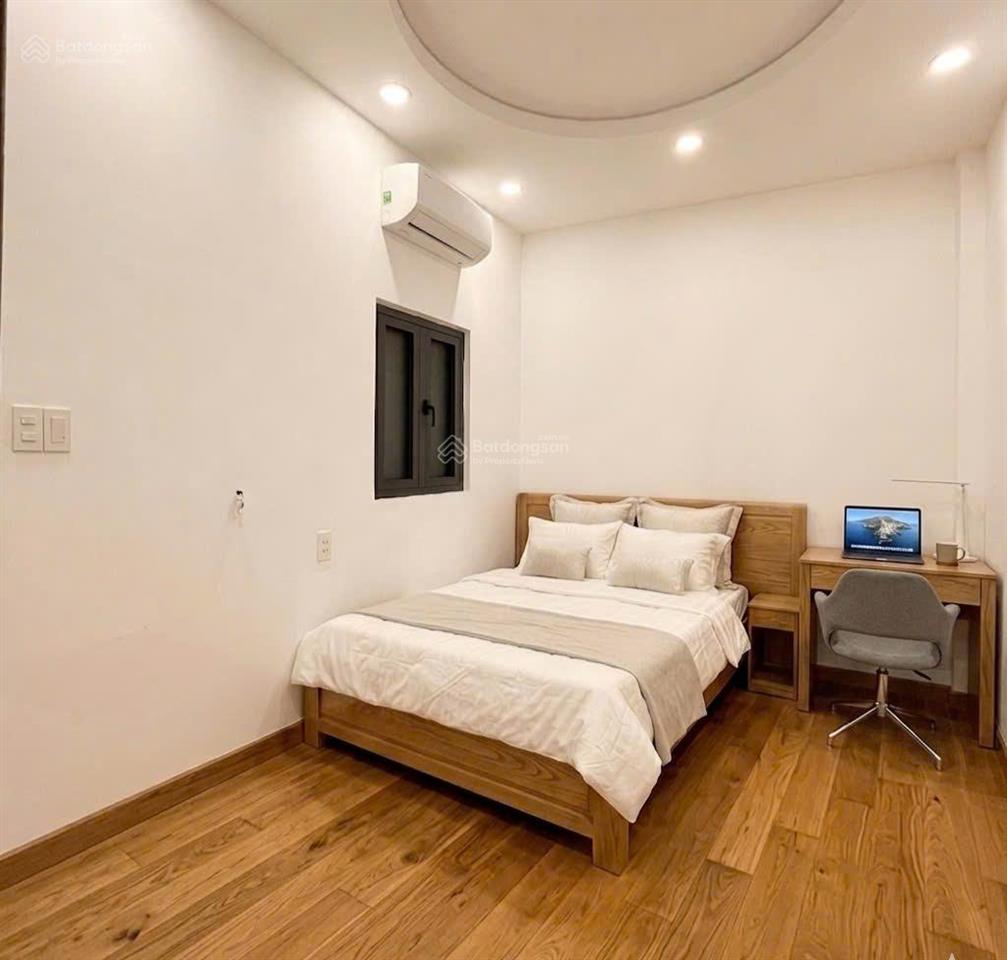 Đường 8m  xe hơi đậu cửa cả ngày. nhà 3 tầng ngay dương quảng hàm  bán gấp