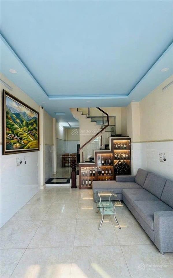 Đường 8m  xe hơi đậu cửa cả ngày. nhà 3 tầng ngay dương quảng hàm  bán gấp