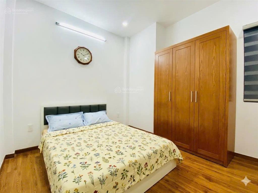 Đường 8m  xe hơi đậu cửa cả ngày. nhà 3 tầng ngay dương quảng hàm  bán gấp