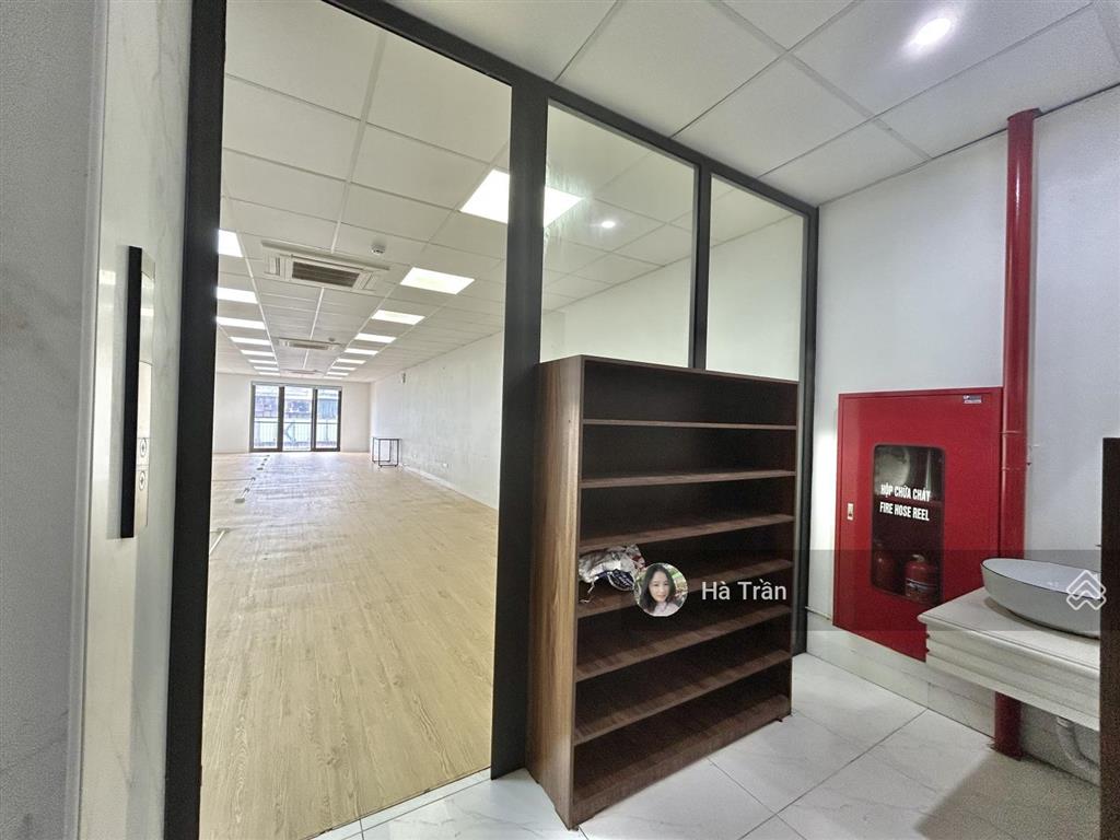 Còn trống 1 sàn hiếm có mặt phố yên lãng 110m2 cho thuê 20tr/tháng, thang máy, hầm xe, miễn phí dv